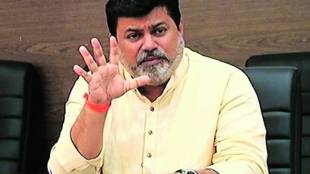 Shivsainik attack on uday samant vehical in pune spb 94