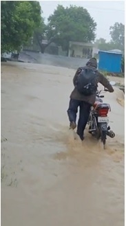 शासकीय कर्मचाऱ्यांसह शिक्षक, शालेय आणि महाविद्यालयीन विद्यार्थ्यांना पुराच्या पाण्यातून मार्ग काढताना तारेवरची कसरत करावी लागत आहे.