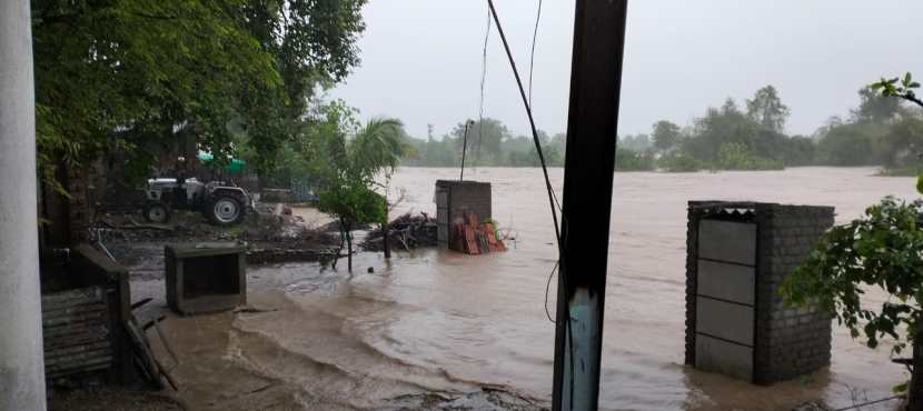 ग्रामीण भागाची चांगलीच दैना उडाली असून सर्वच तालुक्यात अतिवृष्टी होत असल्याने शंभरावर खेड्यांचा संपर्क तुटला आहे.