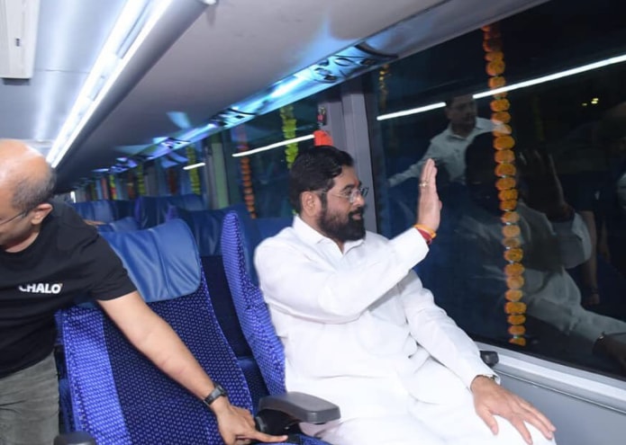 एकूण ९६ प्रवासी एका वेळी बसून आणि उभे राहून प्रवास करु शकतात.