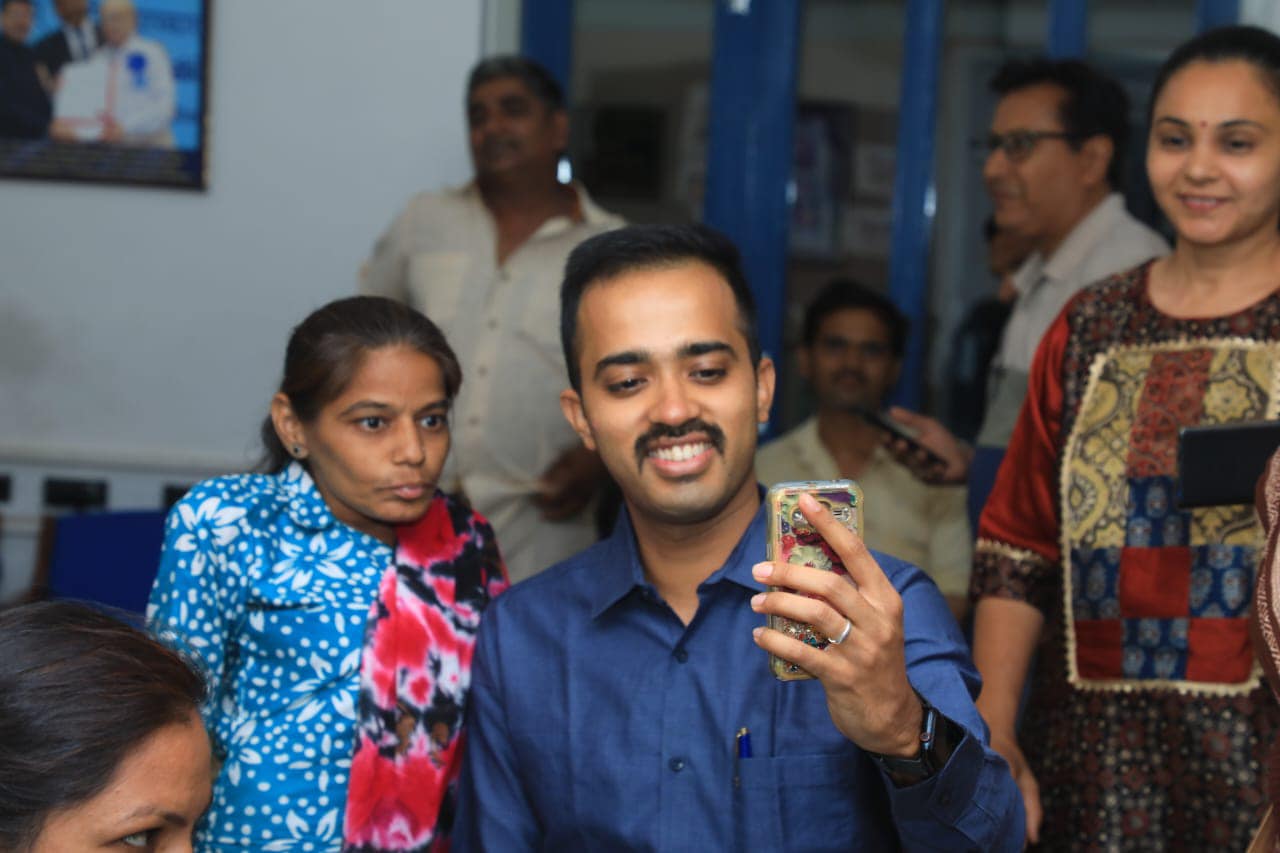 आर्थिक परिस्थिती भक्कम नसल्याने आपली स्वप्ने पूर्ण करणे सफीन यांच्यासाठी सोपे नव्हते.