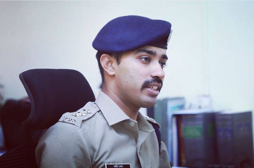 कॉलेजमध्ये मित्र त्यांच्या इंग्रजी बोलण्याच्या पद्धतीची खिल्ली उडवायचे. पण ते इंग्रजी बोलत राहिले.