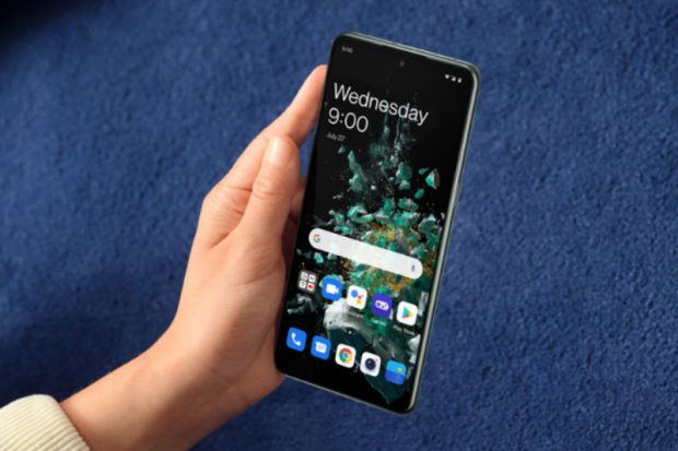 OnePlus 10T 1080p रिझोल्यूशन आणि HDR10+ सपोर्टसह 6.7-इंच वेगवान 120Hz AMOLED डिस्प्लेचा वापर करण्यात आला आहे. (फोटो क्रेडिट: वनप्लस)