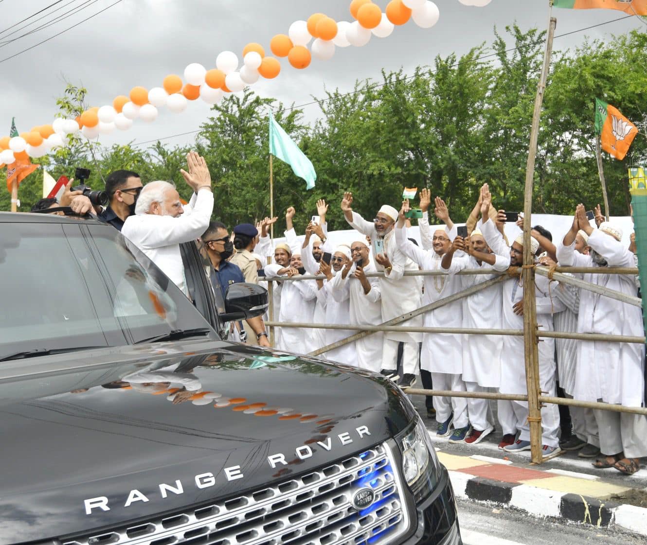 अहमदाबादसोबत मोदींनी कच्छ जिल्ह्याचा दौराही केला. कच्छमधील स्मृती वन'सह विविध प्रकल्पांचे उद्घाटन आणि भूमिपूजन त्यांनी केलं