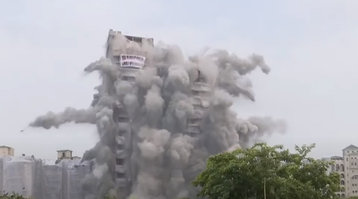     टॉवर्सच्या ढिगाऱ्यातून किमान चार हजार टन लोखंड आणि पोलाद बाहेर पडण्याची शक्यता आहे.