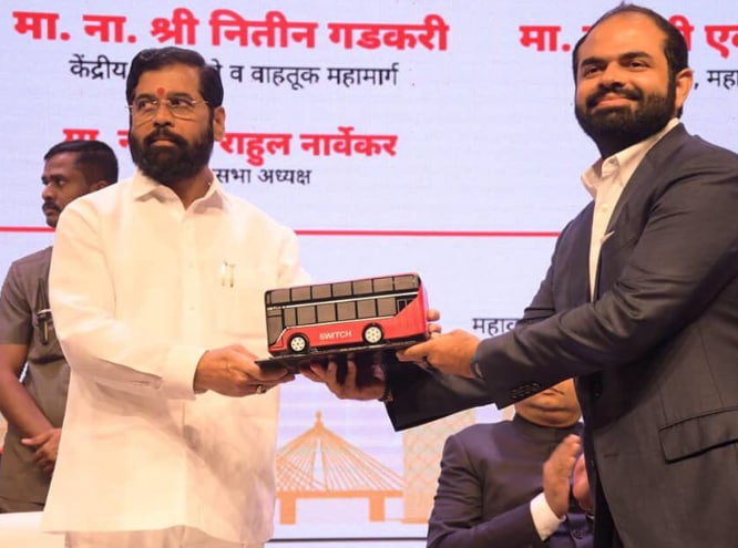 इलेक्ट्रिक डबल डेकर बसचं लोकार्पण सोहळ्यात महाराष्ट्राचे मुख्यमंत्री एकनाथ शिंदेही उपस्थि होते.