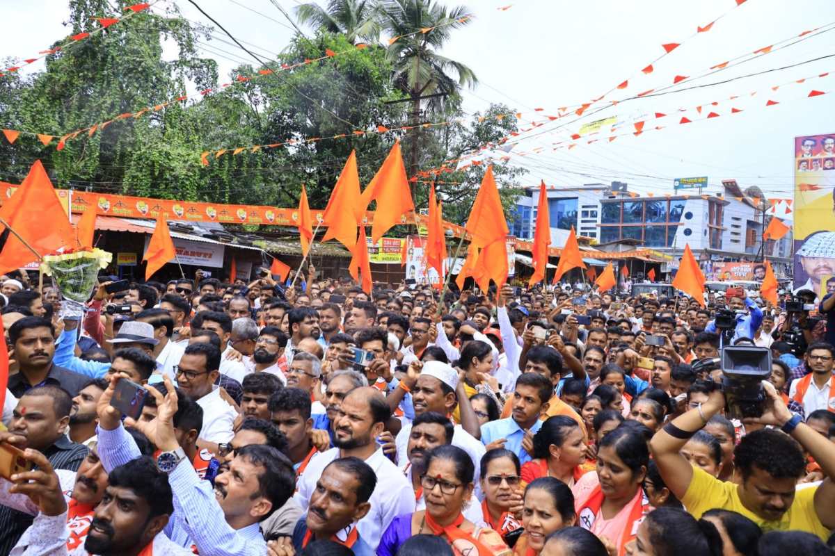 १२. मराठी माणसाला वेगळं करायचे, शिवसेनेला फोडायचं, संपवून टाकायचं, ठाकरे कुटुंबाचं महत्त्व कमी करायचं, असा प्रयत्न सुरू आहे. मात्र, ठाकरे कुटुंब संपणार नाही, कारण ते माझ्यासमोर इथं सभेत उभं आहे - आदित्य ठाकरे