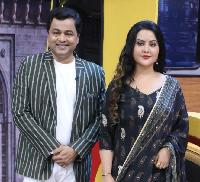 Amruta Fadnavis Hand Mangalsutra Photos