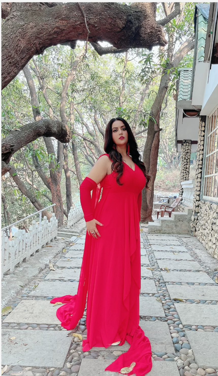 Amruta Fadnavis Hand Mangalsutra Photos