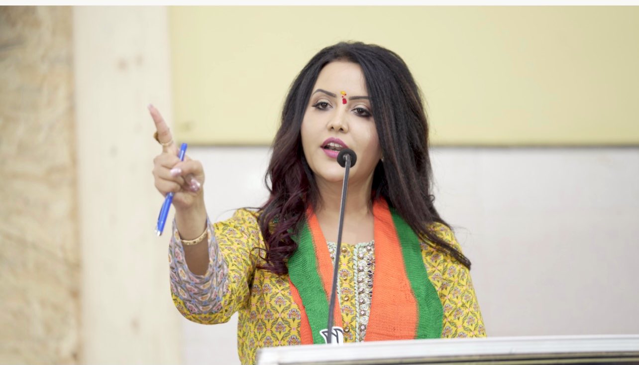 Amruta Fadnavis Hand Mangalsutra Photos