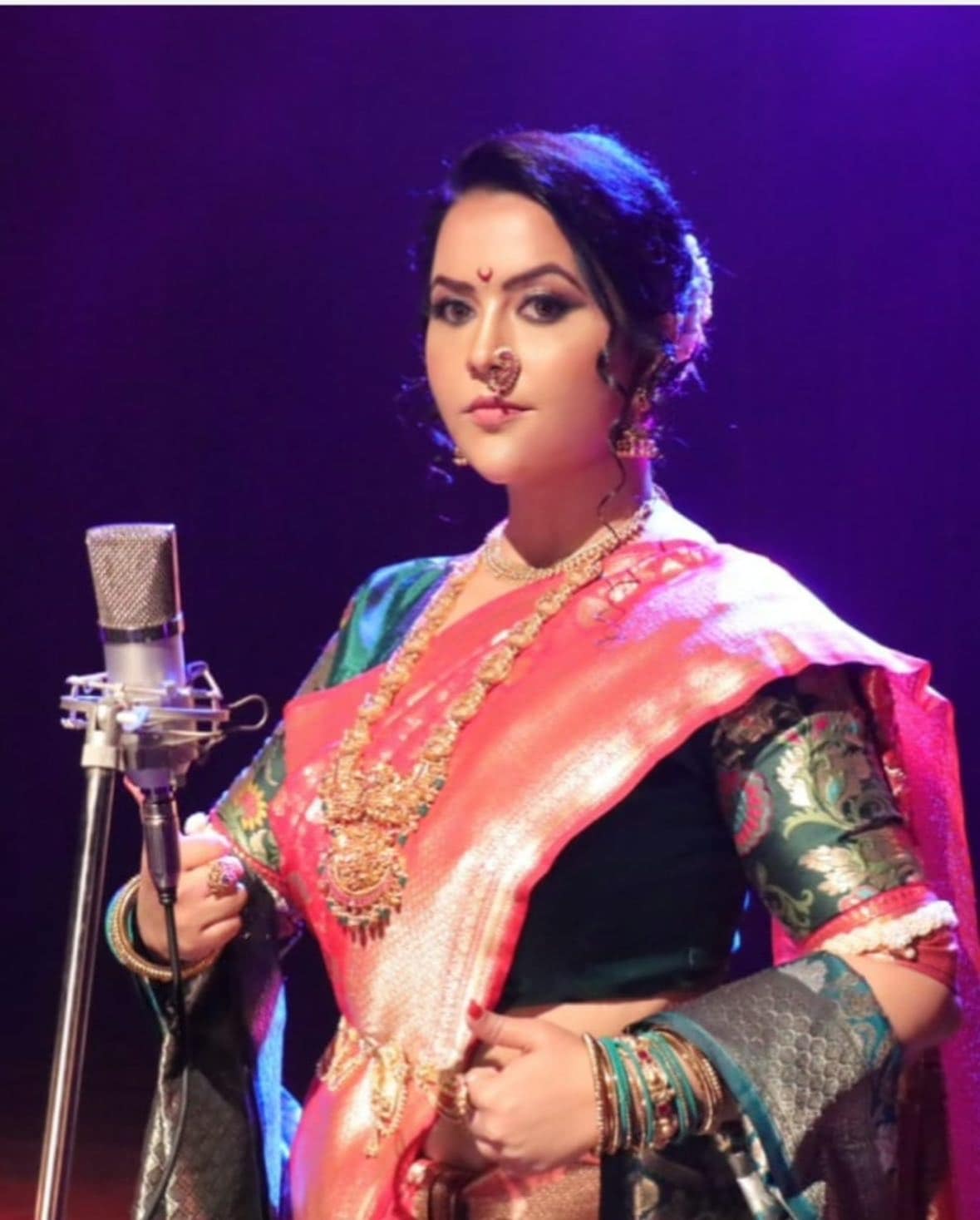 Amruta Fadnavis at bus bai bus show 