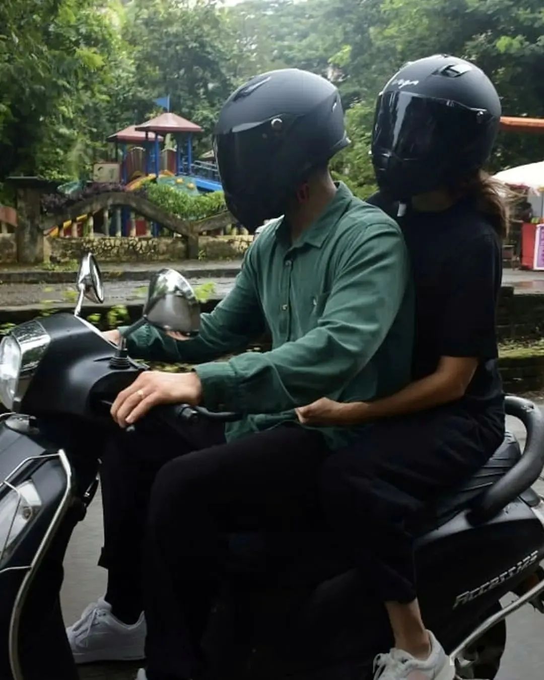नुकतंच विराट-अनुष्काचे मुंबईत फिरतानाचे काही फोटो समोर आले आहेत.