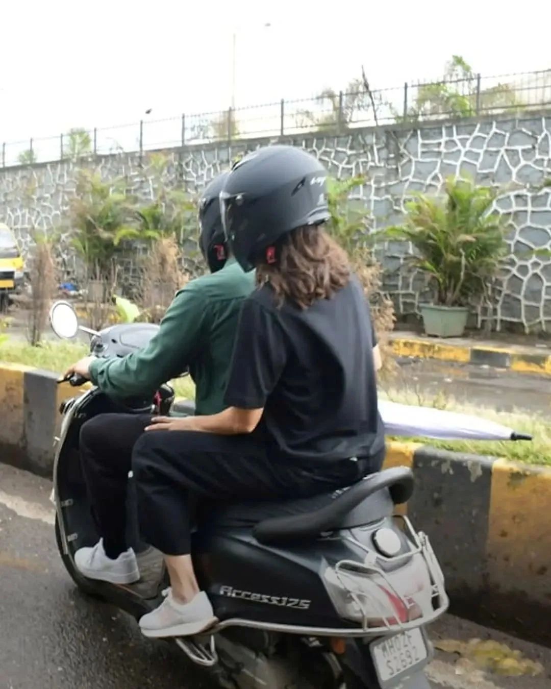 या दोघांना कोणीही ओळखू नये म्हणून त्यांनी हेल्मेटचा आधारही घेतल्याचे या व्हिडीओत पाहायला मिळत आहे.