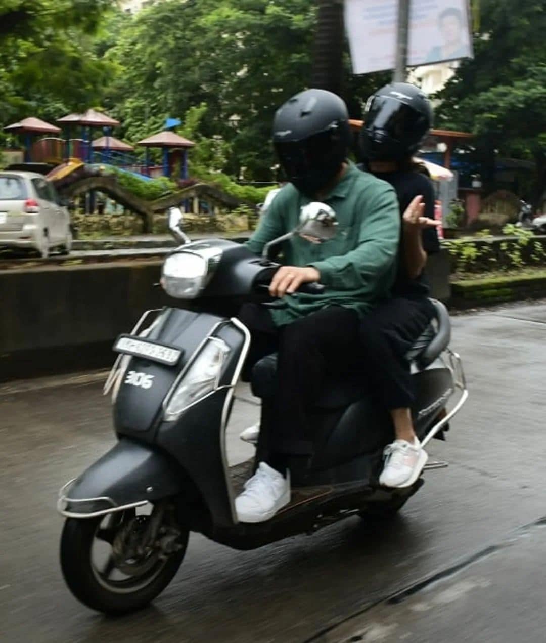 यावेळी विराट हा स्कूटी चालवत असून अनुष्का शर्मा ही त्याच्या मागे बसली आहे.