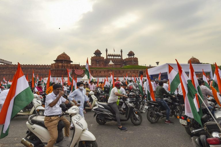 दिल्लीत लाल किल्ला परिसरात उपराष्ट्रपती व्यंकय्या नायडू यांनी सर्वपक्षीय खासदारांसाठीच्या तिरंगा रॅलीला झेंडा दाखवत उद्घाटन केलं.