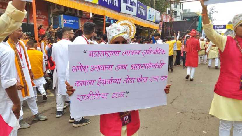 या मिरवणुकीतील रथाचे सारथ्य मंत्री पाटील यांच्यासह बालन दाम्पत्याने केले.