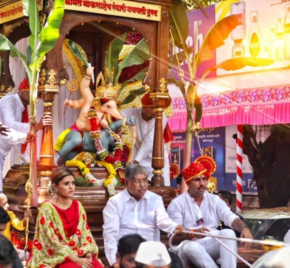 यावेळी मंडळाचे विश्वस्त व उत्सवप्रमुख पुनीत बालन, मंडळाचे अध्यक्ष संजीव जावळे, जान्हवी धारीवाल-बालन, भाजप संघटक सरचिटणीस राजेश पांडे, संदीप खर्डेकर आदी मान्यवरांसह मंडळाचे शेकडो कार्यकर्ते, गणेशभक्त उपस्थित होते.