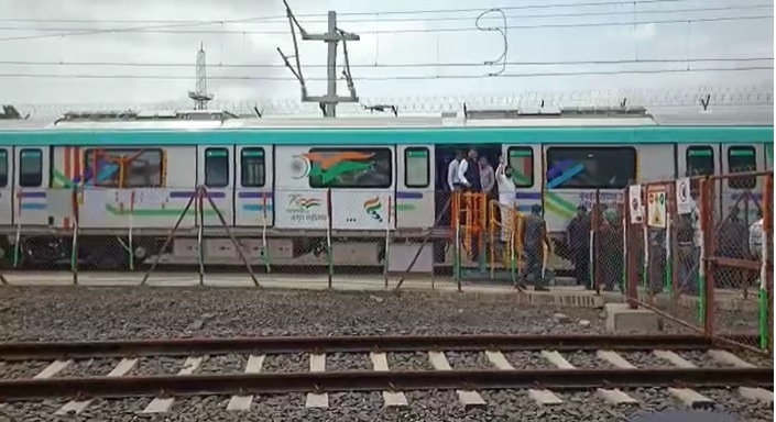 मेट्रो ३ प्रकल्पातील पहिल्या मेट्रो गाडीची, भुयारी मार्गिकेची चाचणी यशस्वी झाली आणि मुंबईकर या ऐतिहासिक क्षणाचे साक्षीदार झाले.