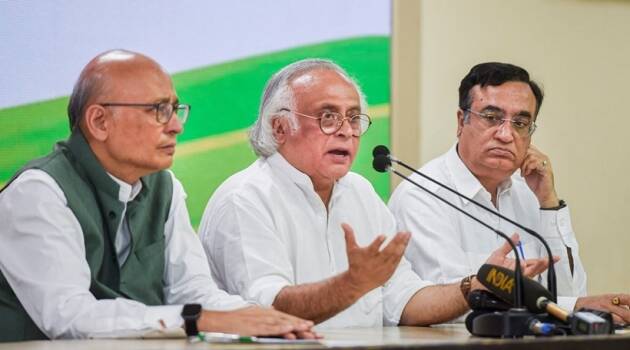 ३ ऑगस्ट रोजी अभिषेक मनू सिंघवी, जयराम रमेश तसेच अजय माकन यांनी पत्रकार परिषद घेतली. (Twitter @INCIndia)