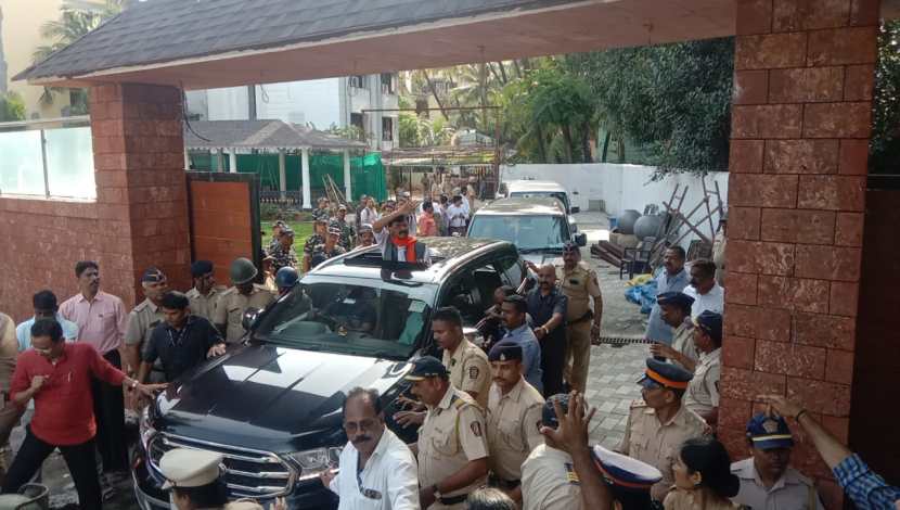 अशातच आता प्रकाश राजपूत या बाळासाहेबांच्या जुन्या चालकाने खासदार शिंदेंची दिल्लीत भेट घेऊन दिलेल्या या प्रतिक्रियेची जोरदार चर्चा आहे. शिंदे गटाने ठाकरे कुटुंबाची कोंडी करण्यासाठीच ही खेळी केल्याचा आरोपही होत आहे.
