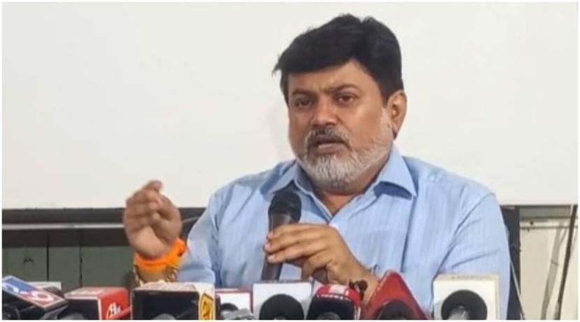 Viral Posts Eknath Shinde Stand in last row during photo of Niti Aayog meet