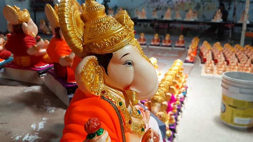जिथं ५ ते ६ फुटांची गणेश मूर्ती होती तिथं दीड - दोन फुटांच्या बसवल्या गेल्या होत्या.