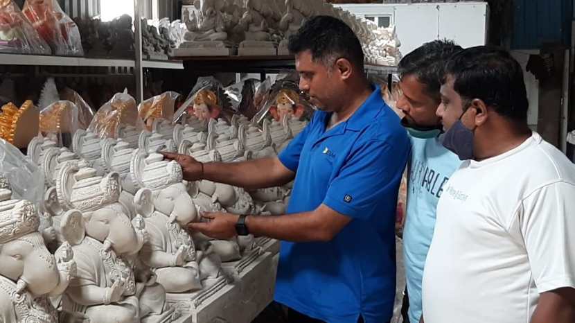 असे असले तरी गणेश मूर्तीची ऑर्डर देण्यासाठी अनेक गणेश भक्त हळूहळू गर्दी करत आहेत.