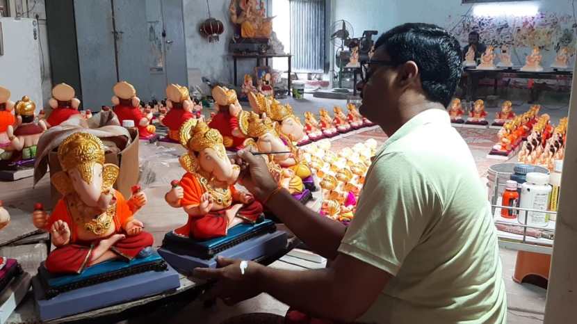 दोन वर्षे करोनामुळे म्हणावा तसा प्रतिसाद गणेश मूर्तींना मिळाला नाही. मात्र यावर्षी निर्बंध नसल्याने मूर्तिकार बाप्पाची मूर्ती बनविण्यात मग्न झाले आहेत.