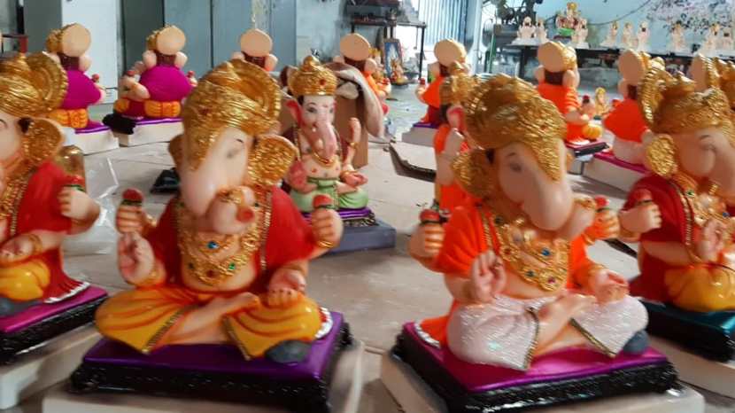 कारण, गणेश मूर्तीच्या दरात तब्बल ३० ते ३५ टक्क्यांनी वाढ झाली आहे. यामुळे गणेशभक्त नाराज झाले आहेत.