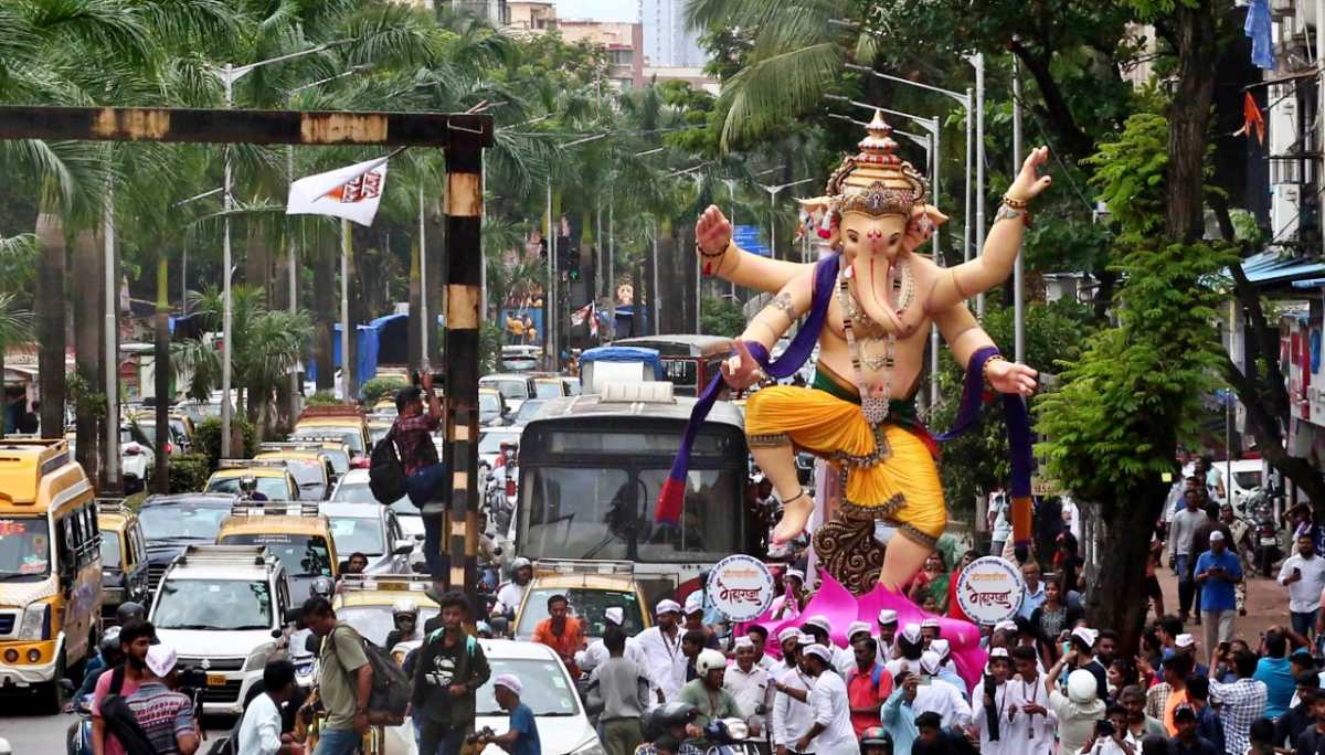 अशातच करोनानंतर आता कोणत्याही निर्बंधांशिवाय गणेशोत्सव होत असल्याने यंदा वेगळाच उत्साह दिसत आहे. (फोटो सौजन्य : अमित चक्रवर्ती)