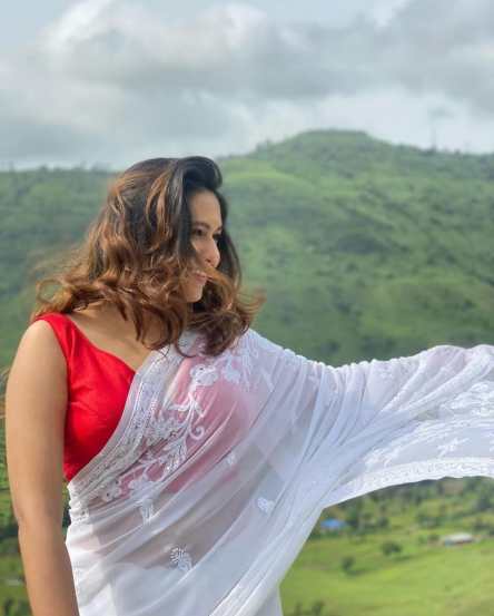 तिच्या या फोटोंवर चाहत्यांकडून लाईक्स आणि कमेंट्सचा वर्षाव होताना दिसत आहे.