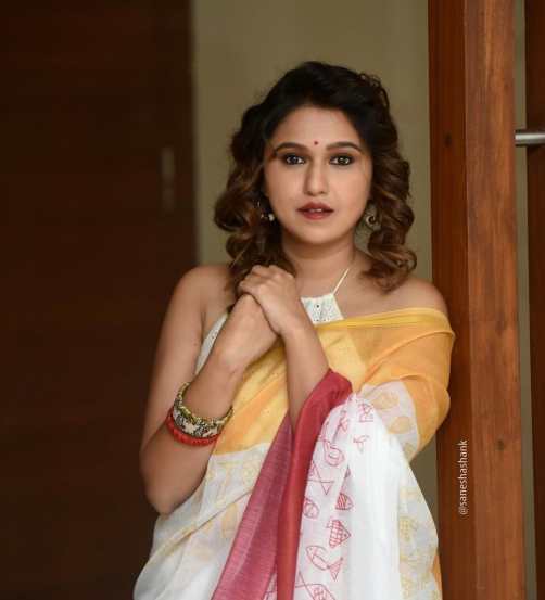 'सारे तुझ्याकसाठी' मालिकेतून तिने छोट्या पडद्यावर पदार्पण केले होते.