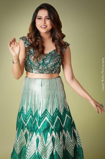 या फोटोशूटकरिता तिने हिरव्या रंगाचा घागरा परिधान केला आहे.