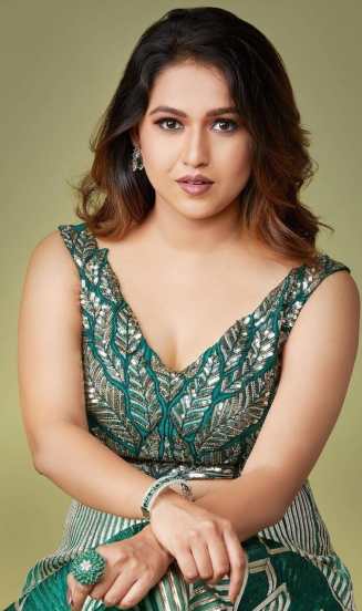 तर दुसऱ्या फोटोत ती थोडी गंभीर दिसत आहे.