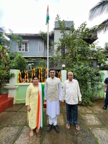गोव्याचे मुख्यमंत्री प्रमोद सावंत यांनी सँकेलिम येथे आपल्या निवासस्थानी तिरंगा फडकावला. (फोटो सौजन्य - एक्स्प्रेस फोटो)