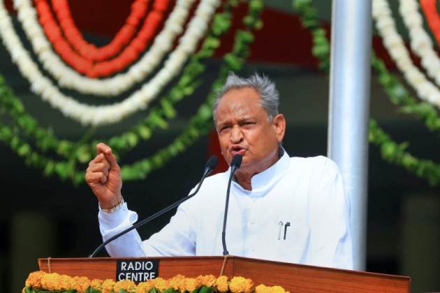 राजस्थानचे मुख्यमंत्री अशोक गेहलोत यांनी जयपूरमधील सवाई मानसिंग स्टेडियमवर स्वातंत्र्यदिन साजरा केला. (फोटो सौजन्य - पीटीआय)