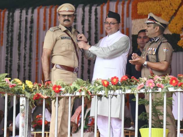 उत्तर प्रदेशचे मुख्यमंत्री पुष्कर सिंह धामी यांनी देहरादूनमधील स्वातंत्र्यदिनाच्या कार्यक्रमात राज्यातील पोलीस अधिकाऱ्यांना सेवा पदक देऊन सन्मानित केलं. (फोटो सौजन्य - पीटीआय)