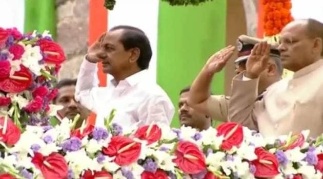 तेलंगणाचे मुख्यमंत्री के. चंद्रशेखर राव ७६ व्या स्वातंत्र्यदिनानिमित्त हैदराबादमधील ऐतिहासिक गोलकोंडा किल्ल्यावर तिरंगा फडकावताना.