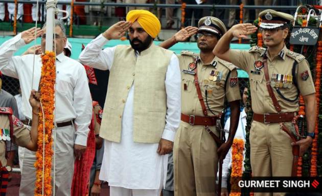 पंजाबचे नवे मुख्यमंत्री भगवत मान यांनी लुधियानामधील गुरुनानक देव स्टेडियमवरील स्वातंत्र्यदिन कार्यक्रमात ध्वजारोहण केले.