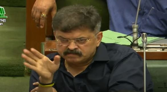 दरम्यान, राज्यात सुरू असलेल्या डान्स बारच्या मुद्द्यावर बोलताना एकनाथ शिंदे यांनी राष्ट्रवादीचे नेते जितेंद्र आव्हाड यांचे नाव घेत चांगलीच टोलेबाजी केली.