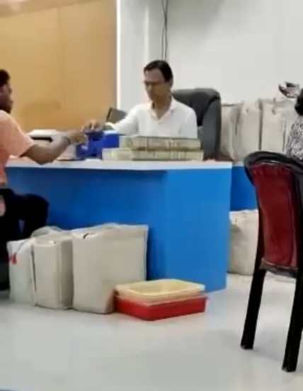 प्राप्तिकर विभागाने सर्व मालमत्ता जप्त केली असून, कागदपत्रंही ताब्यात घेतली आहे. यामध्ये औरंगाबादमधील एका व्यापाऱ्याचाही समावेश आहे.