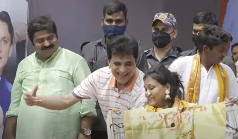 सोमय्या थिरकत असताना ढोल पथकांनेही त्यांना जोरदार प्रतिसाद दिला.