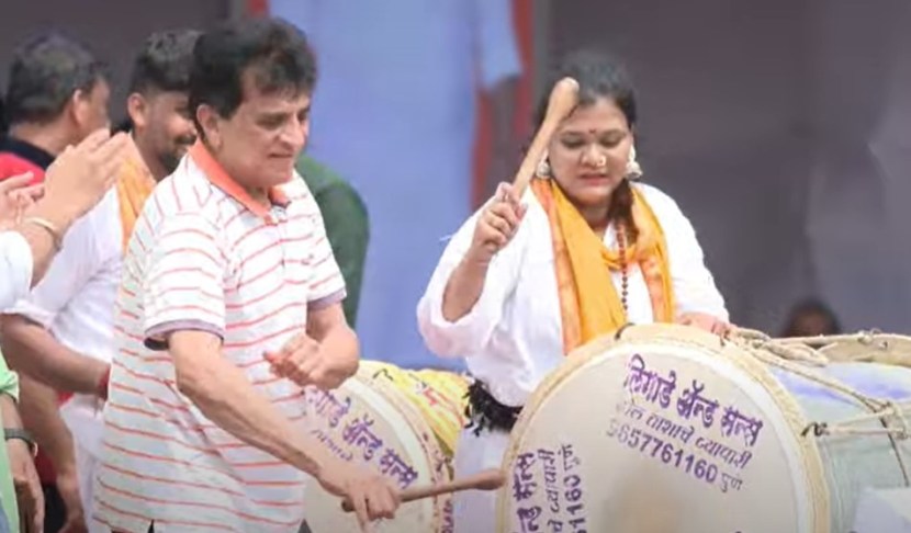 ढोल पथकातील महिला सदस्यांना प्रोत्साहन देत त्यांनी त्यांच्यासोबतही ढोल वाजवला.