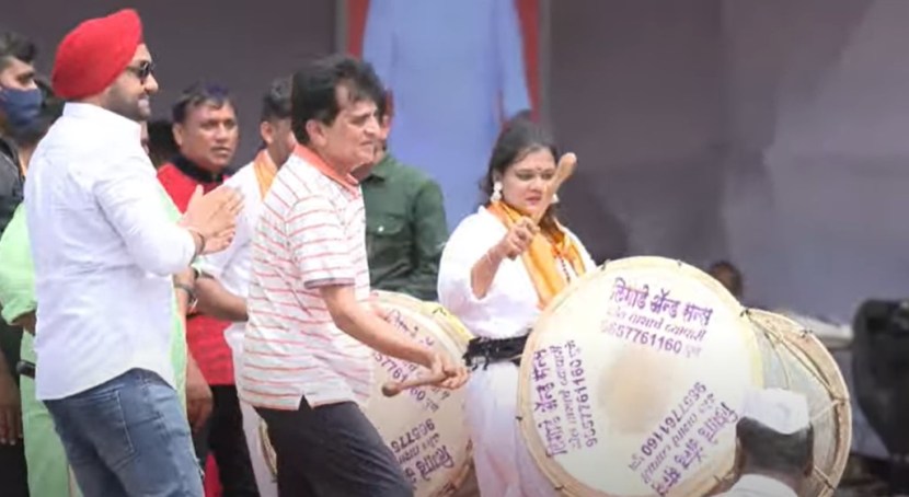 स्टेजवर आल्यानंतर किरीट सोमय्यांनी ढोल पथकासोबत ढोलही वाजवला.