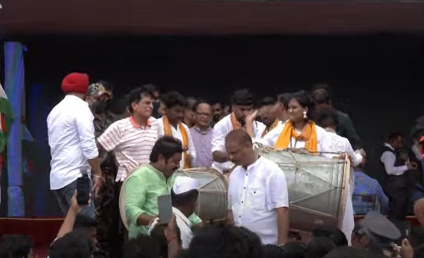 तीन थर चढून हंडी फोडल्यानंतर सोमय्यांनी ज्या उत्साहाने डोल वाजवला ते पाहून उपस्थितांनी त्यांना चांगलीच दाद दिली.