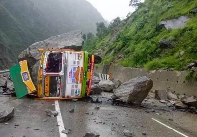 भुस्खलनामुळे मंडी जिल्ह्यात ट्रक उलटल्याने मोठं नुकसान. मंडीसह कांगरा आणि चंबा जिल्ह्यांना पुराचा सर्वाधिक फटका(फोटो सौजन्य-पीटीआय)