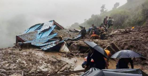 मंडीमध्ये भुस्खलनामुळे घर कोसळ्यानंतर प्रशासनाकडून बचावकार्य राबवण्यात आले (फोटो सौजन्य-पीटीआय)