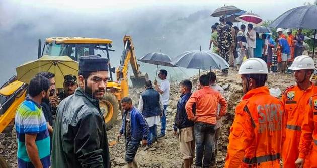 हमीरपूरच्या खेरी सुजानपूर परिसरात पुराच्या पाण्यात अडकलेल्या २० लोकांना वाचवण्यासाठी बचावकार्य राबवण्यात आले. (फोटो सौजन्य-पीटीआय)