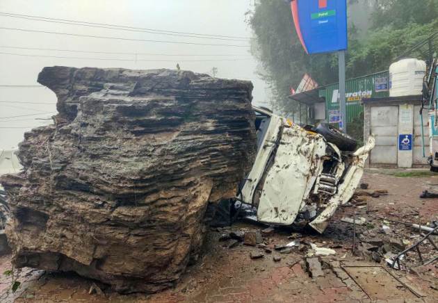 शिमला जिल्ह्यातील थिओग परिसरात भुस्खलनामुळे गाड्यांचे मोठ्या प्रमाणात नुकसान(फोटो सौजन्य-पीटीआय)