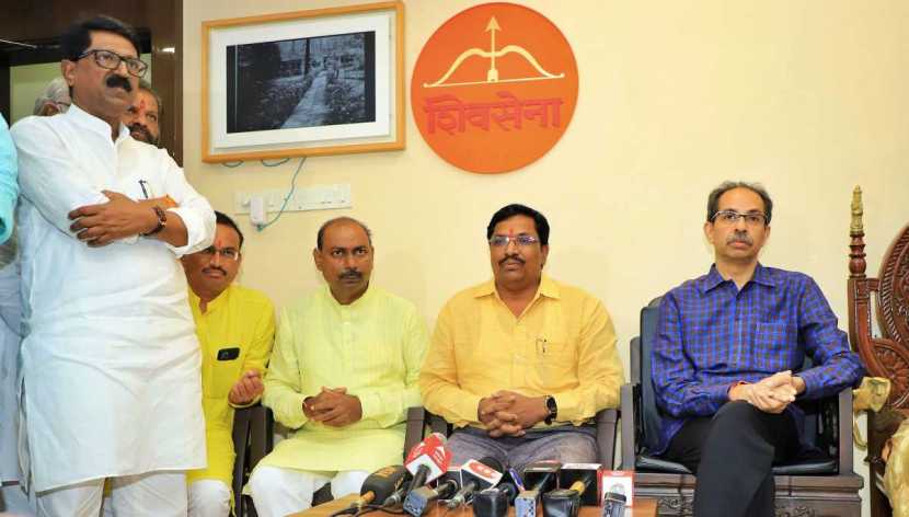 काँग्रेसचे माजी आमदार संतोष टर्फे यांच्यासह विश्व हिंदू परिषद व बजरंग दलाच्या पदाधिकाऱ्यांनी सोमवारी (२९ ऑगस्ट) उद्धव ठाकरेंच्या उपस्थितीत शिवसेनेत प्रवेश केला.